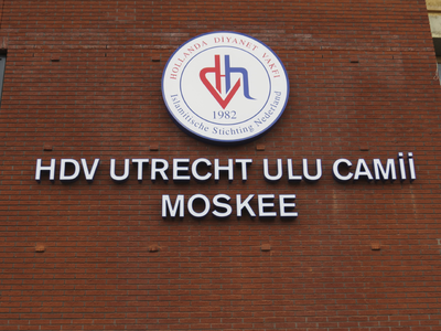 906961 Afbeelding van het beeldmerk en de naam van de Ulu Camii Moskee (Moskeeplein 89) te Utrecht, op de gevel van de ...